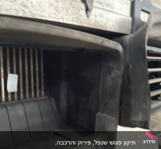 חלקי רכב מתכתיים בתהליך תיקון או תחזוקה